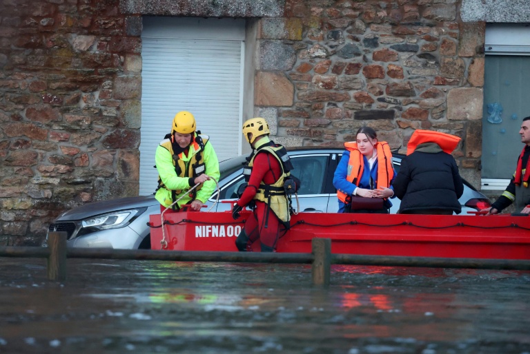Des habitants évacués de leur domicile à Quimperlé (Finistère) en raison des inondations, le 22 janvier 2026