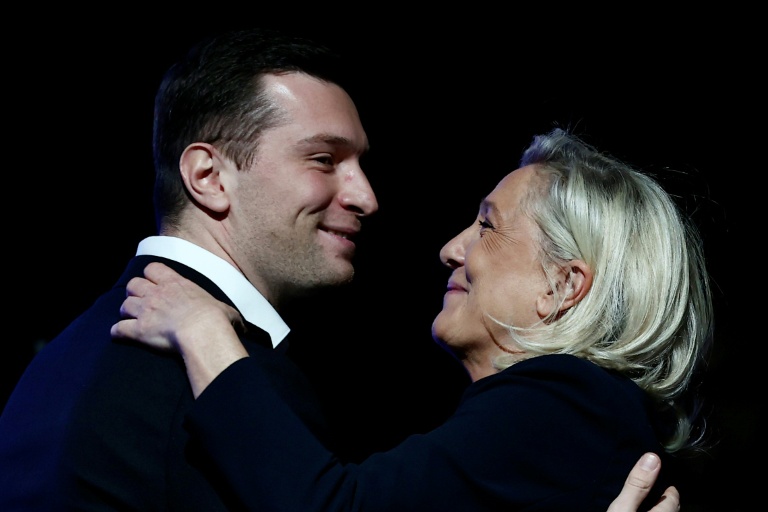 Jordan Bardella et Marine Le Pen le 18 mars 2026, à Châlons-en-Champagne, dans la Marne