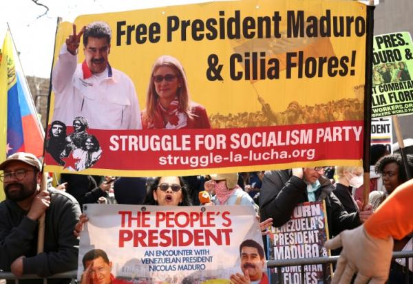 Des partisans du président vénézuélien déchu Nicolas Maduro manifestent devant le tribunal de New York, où il doit comparaître, le 26 mars 2026 