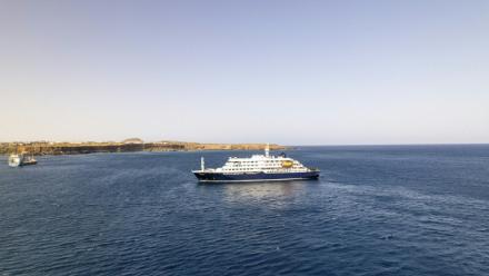Le navire de croisière MV Hondius, près du port de Praia (Cap-Vert), le 3 mai 2026