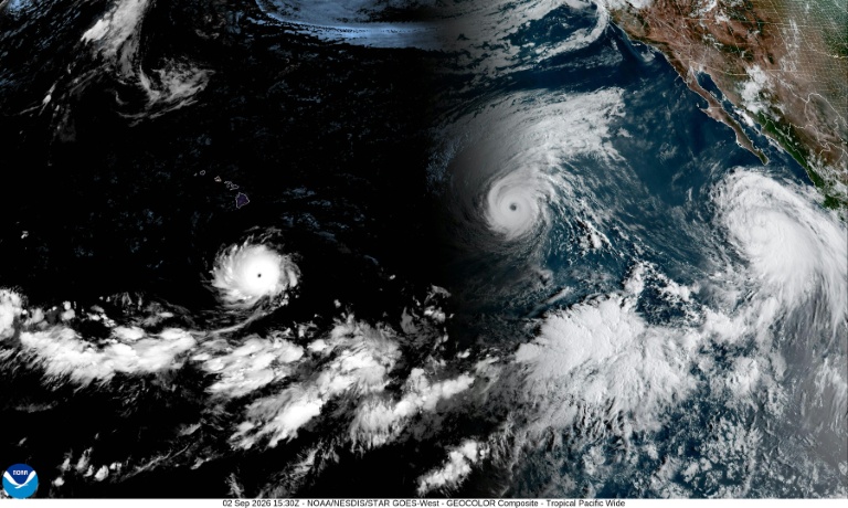 Vue satellite des trois ouragans Lowell, Karina et Marie au-dessus de l'océan Pacifique le 2 septembre 2026 (images de la NOAA, l'Agence américaine d'observation océanique et atmosphérique