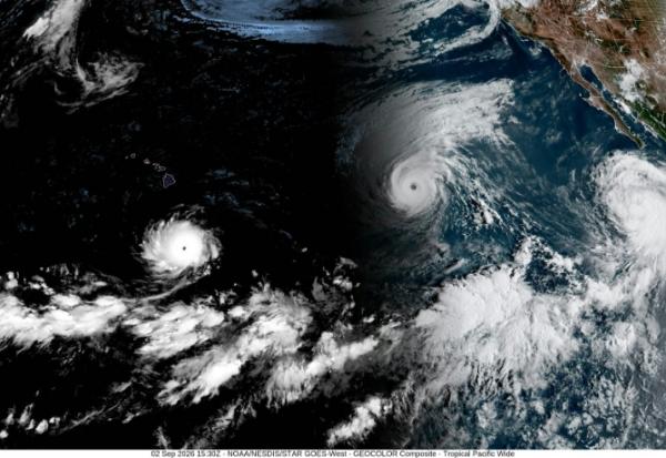 Vue satellite des trois ouragans Lowell, Karina et Marie au-dessus de l'océan Pacifique le 2 septembre 2026 (images de la NOAA, l'Agence américaine d'observation océanique et atmosphérique