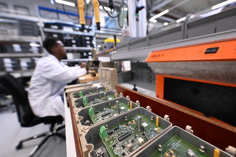 un employé dans l'usine du groupe Samson à Offenbach,le 10 juin 2026