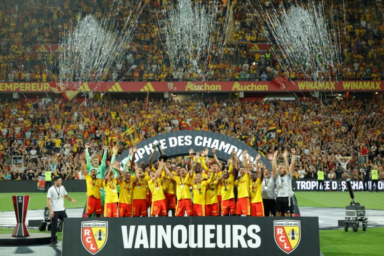 Les joueurs de Lens célèbrent leur titre dans le Trophée des champions après leur victoire 1-0 contre le Paris SG, sur la pelouse de leur stade Bollaert le 16 août 2026
