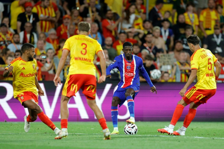 Ousmane Dembélé (au centre) a été muselé par la bonne défense lensoise lors de la défaite du PSG contre Lens dans le Trophée des champions au stade Bollaert le 16 août 2026
