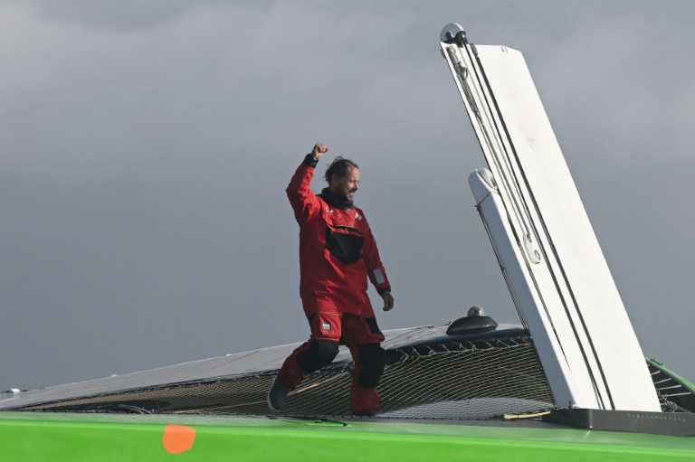 Le skipper Thomas Coville affiche son bonheur de boucler un tour du monde record pour s'offrir le Trophée Jules Verne à son arrivée à brest, le 25 jnvier 2026 