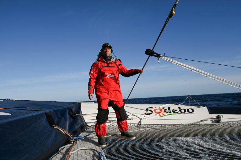Thomas Coville navigue sur son multicoque Sodebo Ultim 3 lors d'une session d'entraînement au large de Lorient, le 22 novembre 2024