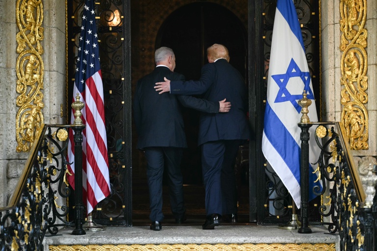 Le président américain Donald Trump (d.) et le Premier ministre israélien Benjamin Netanyahu entrent ensemble dans la résidence de M. Trump de Mar-a-Lago en Floride (Etats-Unis), le 29 décembre 2025