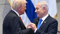 Le président américain Donald Trump (g.) échange avec le Premier ministre israélien Benjamin Netanyahu, le 13 octobre 2025 à Jérusalem