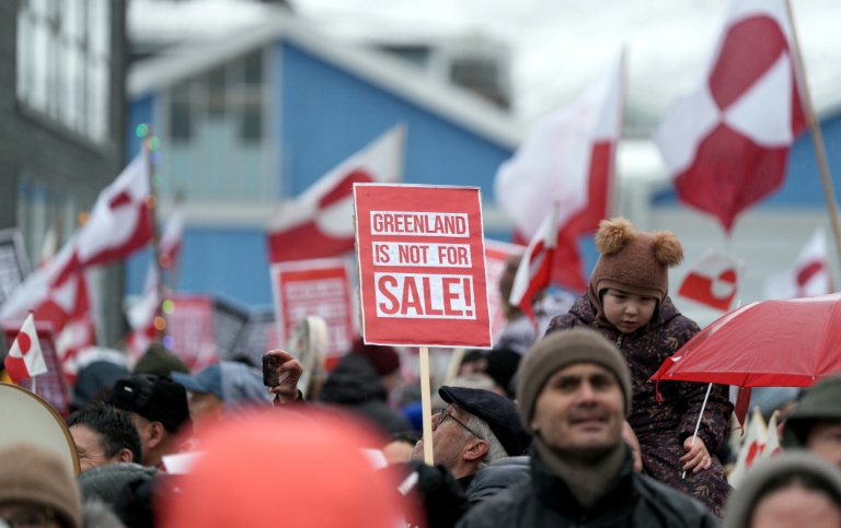 Des manifestants avec des drapeaux du Groenland contre les plans du président américain Donald Trump de prendre le contrôle du territoire danois, à Nuuk au Groenland, le 17 janvier 2026