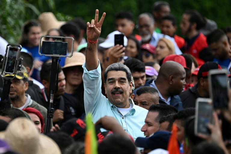 Le président vénézuélien Nicolas Maduro (c) salue ses partisans lors d'un rassemblement commémorant l'anniversaire de la bataille de Santa Inés, le 10 décembre 2025 à Caracas 