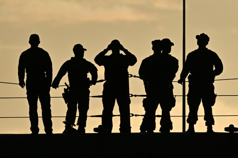 Des militaires américains sur le pont du navire d'assaut amphibie USS Iwo Jima, le 16 décembre 2025 à Porto Rico