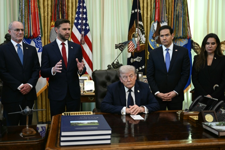 De gauche à droite: l'ambassadeur d'Israël Yechiel Leiter, le vice-président américain JD Vance, le président Donald Trump, le secrétaire d'Etat Marco Rubio et l'ambassadrice du Liban Nada Hamadeh Moawad, le 23 avril 2026 à la Maison-Blanche