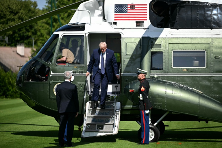 Le président américain Donald Trump descend de Marine One à son arrivée au sommet du G7 à Evian, le 15 juin 2026 en Haute-Savoie