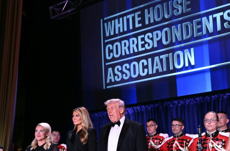 (g-d) La porte-parole de la Maison Blanche, Karoline Leavitt, la Première dame Melania Trump, et le président américain Donald Trump, assistent au dîner des correspondants de la Maison Blanche à Washington, le 25 avril 2026