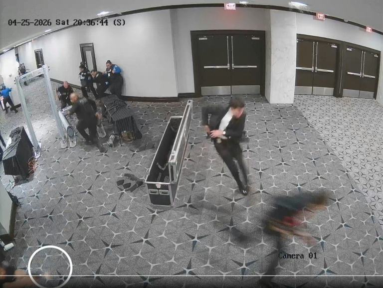 Image tirée d'une vidéo publiée sur le compte X de Jeanine Pirro, procureure des États-Unis pour le district de Columbia, le 30 avril 2026, montrant le suspect Cole Allen franchissant en courant un point de contrôle de sécurité d'un hôtel lors du dîner des correspondants de la Maison Blanche à Washington, le 25 avril 2026