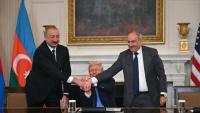 Le président azerbaïdjanais Ilham Aliev (à gauche) et le Premier ministre arménien Nikol Pachinian (à droite) se serrent la main en présence du président américain Donald Trump, le 8 août 2025 à la Maison Blanche