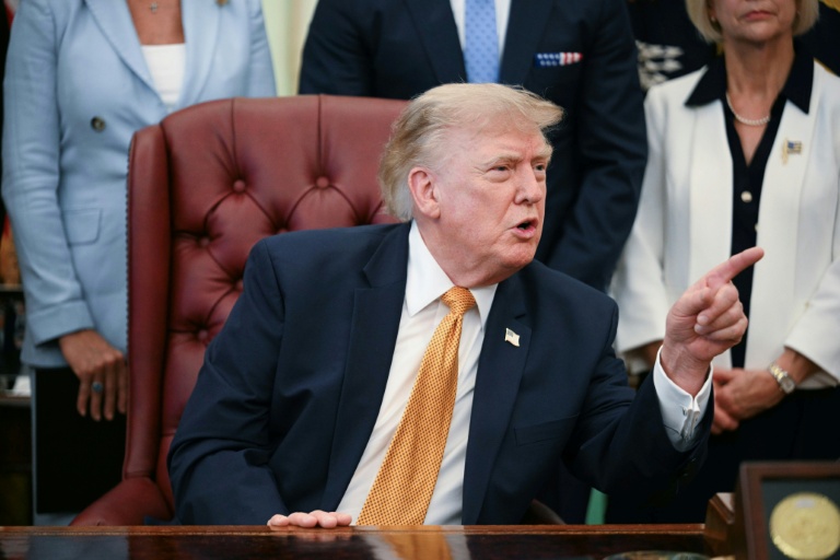 Le président américain Donald Trump parle à la presse dans le Bureau ovale de la Maison Blanche, à Washington, le 3 août 2026