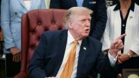 Le président américain Donald Trump parle à la presse dans le Bureau ovale de la Maison Blanche, à Washington, le 3 août 2026