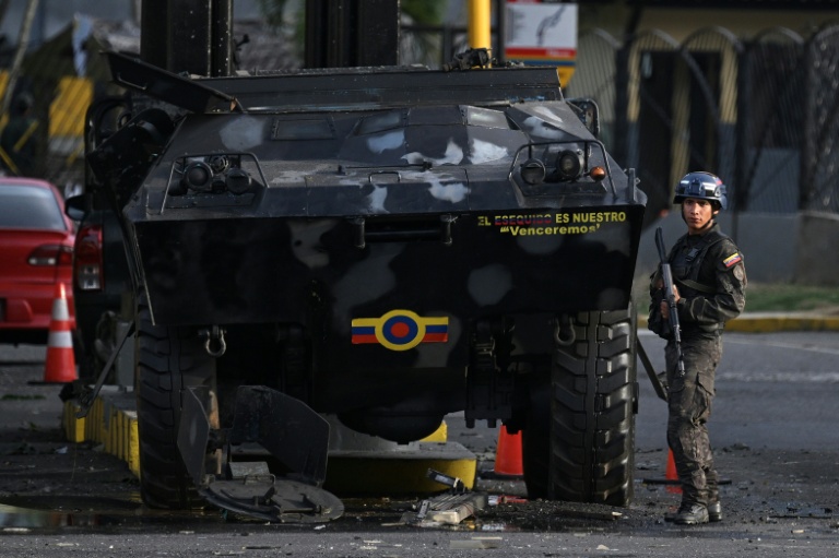 Un membre de la garde nationale vénézuélienne en faction après les frappes américaines qui ont visé le pays, le 3 janvier 2026  à Caracas 