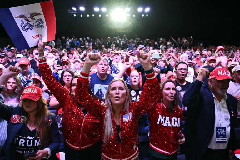 Des partisans célèbrent Donald Trump à son arrivée à Sioux City, dans l'Iowa, le 22 octobre 2026, pour un meeting de campagne en vue des élections de mi-mandat