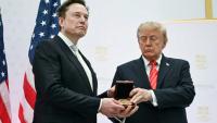 Le président Donald Trump décerne la Médaille nationale de la science à Elon Musk lors d'une cérémonie à la Maison Blanche le 8 octobre 2026