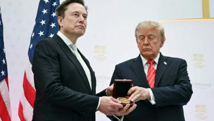 Le président Donald Trump décerne la Médaille nationale de la science à Elon Musk lors d'une cérémonie à la Maison Blanche le 8 octobre 2026