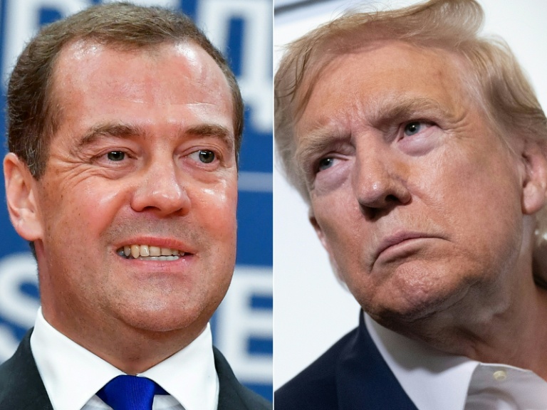 Ce combo montre, de gauche à droite, le Premier ministre russe de l'époque, Dmitri Medvedev, à Belgrade, le 19 octobre 2019, et le président américain Donald Trump à bord d'Air Force One le 29 juillet 2025