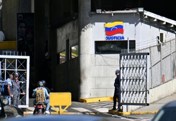 L'entrée de l'Hélicoïde, un bâtiment de bureaux et prison utilisé par les services de renseignement du Venezuela, à Caracas, le 9 janvier 2026