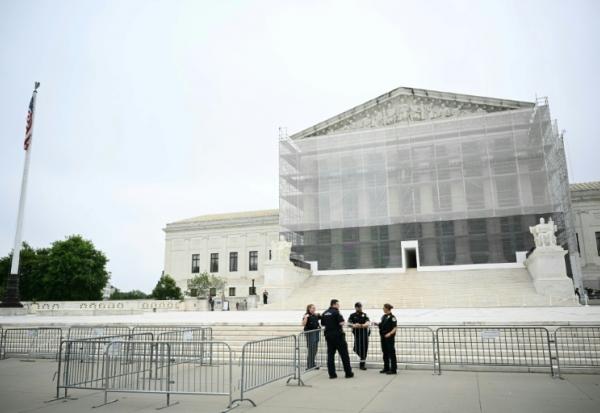 Des policiers en faction devant la Cour suprême américaine,  le 27 juin 2025 à Washington