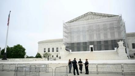 Des policiers en faction devant la Cour suprême américaine,  le 27 juin 2025 à Washington