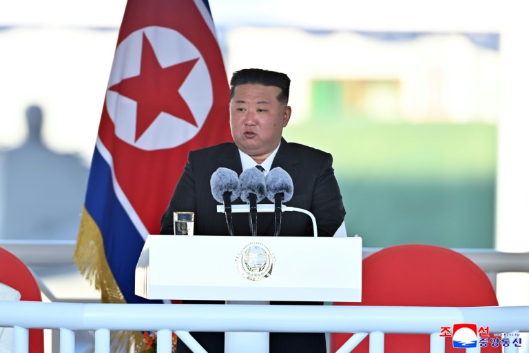 Photo diffusée le 26 avril 2025 par l'agence de presse d'Etat nord-coréenne KCNA montrant le dirigeant nord-coréen Kim Jong Un à Nampo