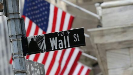 Trump dit que la guerre est "quasiment" finie, le pétrole chute et Wall Street avance