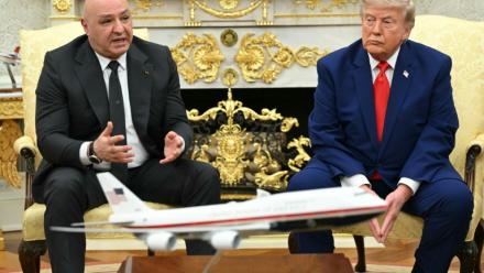 Le président américain Donald Trump (à droite) reçoit son homologue libanais Joseph Aoun dans le Bureau ovale de la Maison Blanche, à Washington, le 21 juillet 2026