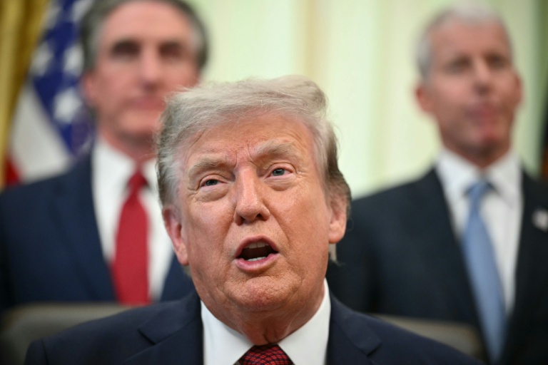 Le président américain Donald Trump parle à la presse dans le Bureau ovale de la Maison Blanche, à Washington, le 24 juillet 2026