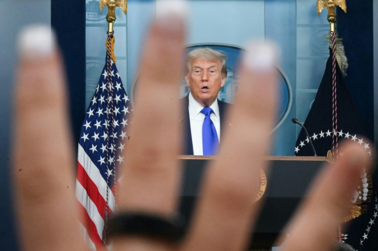 Donald Trump parle aux médias dans la salle de presse de la Maison Blanche le 27 juin 2025