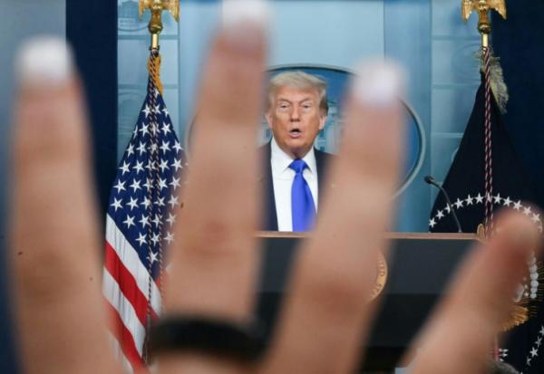 Donald Trump parle aux médias dans la salle de presse de la Maison Blanche le 27 juin 2025