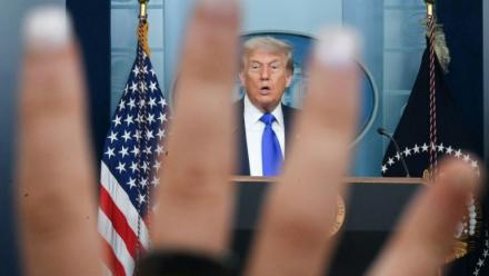 Donald Trump parle aux médias dans la salle de presse de la Maison Blanche le 27 juin 2025
