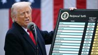 Donald Trump arborant son tableau avec les droits de douane ciblant chaque territoire ou entité, dans la Roseraie de la Maison Blanche à Washington D.C., le 2 avril 2025