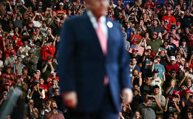 Le président américain Donald Trump lors d'un meeting à Park City, dans le Kansas (centre), le 19 octobre 2026