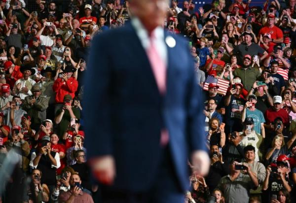Le président américain Donald Trump lors d'un meeting à Park City, dans le Kansas (centre), le 19 octobre 2026