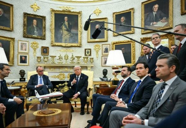 Le président américain Donald Trump (d) reçoit le chancelier allemand Friedrich Merz dans le Bureau ovale de la Maison Blanche, le 3 mars 2026 à Washington