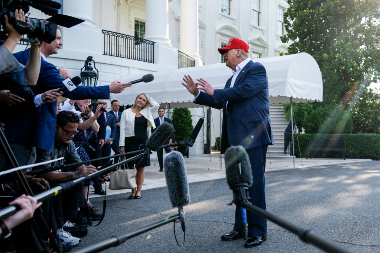 Le président américain Donald Trump échange avec des journalistes à la Maison Blanche, à Washington, le 1er juillet 2025 