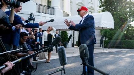 Le président américain Donald Trump échange avec des journalistes à la Maison Blanche, à Washington, le 1er juillet 2025 