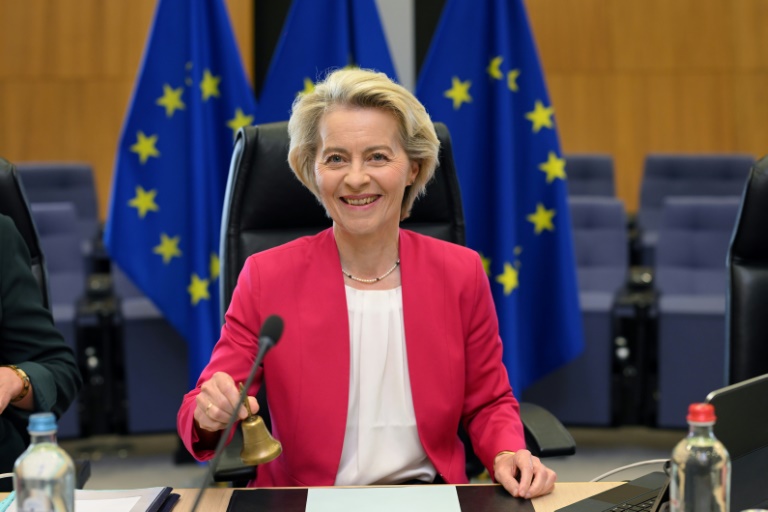 La présidente de la Commission européenne Ursula Von der Leyen prend place pour présider une réunion au siège de l'Union européenne à Bruxelles, le 21 mai 2025
