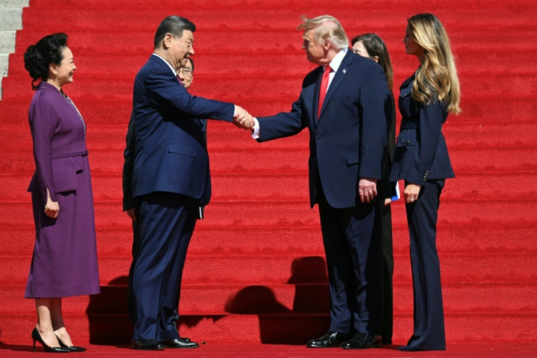 Le président américain Donald Trump serre la main du président chinois Xi Jinping, aux côtés de la Première dame de Chine Peng Liyuan (g) et de la Première dame des États-Unis Melania Trump (d), après une visite aux Archives nationales à Washington, le 25 septembre 2026