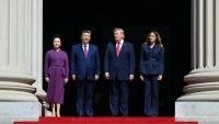 Le président américain DOnald Trump, son épouse Melania Trump, le président chinois Xi Jinping et son épouse Peng Liyuan posent devant les Archives naitonales à Washiongton, le 25 septembre 2026