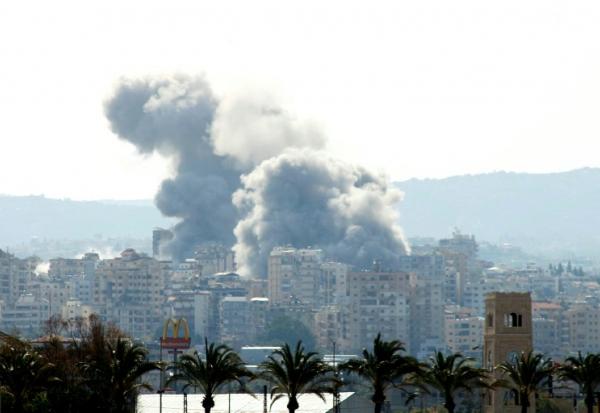 Des panaches de fumée s'élèvent au-dessus de la ville libanaise de Tyr (sud) après une frappe israélienne, le 14 avril 2026