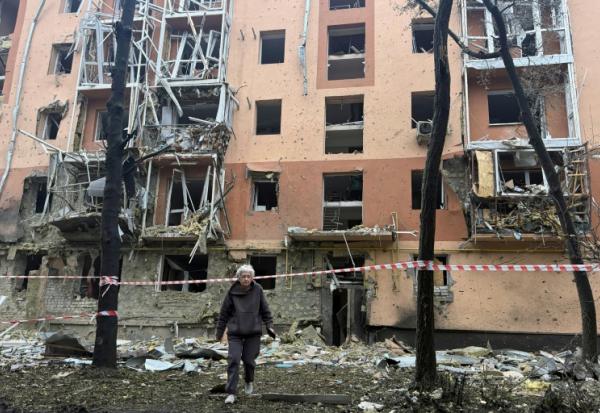 Une habitante devant des immeubles résidentiels endommagés par une attaque de missile russe à Zaporijjia, le 17 octobre 2026 en Ukraine