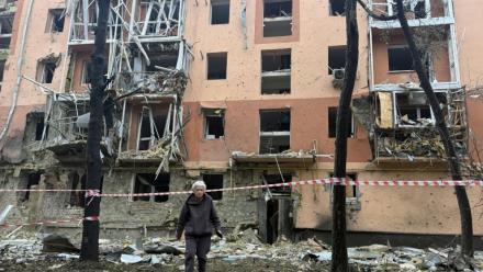 Une habitante devant des immeubles résidentiels endommagés par une attaque de missile russe à Zaporijjia, le 17 octobre 2026 en Ukraine